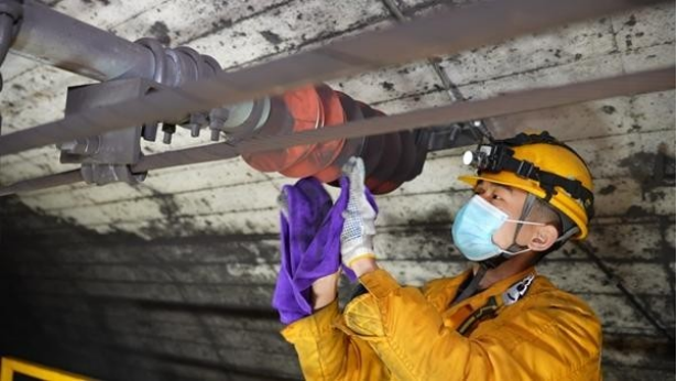 隧道里的“美容师”：为列车接触网“洗脸”