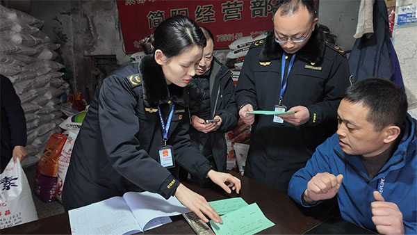 四川简阳：拧紧农资“安全阀” 守护春耕“希望田”