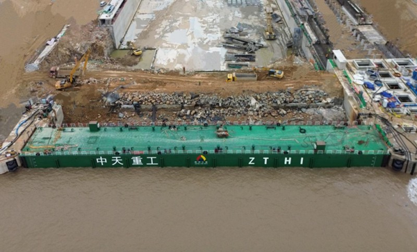 舟山中天重工有限公司长白特种船舶修造项目 3号船坞坞门顺利完成合坞