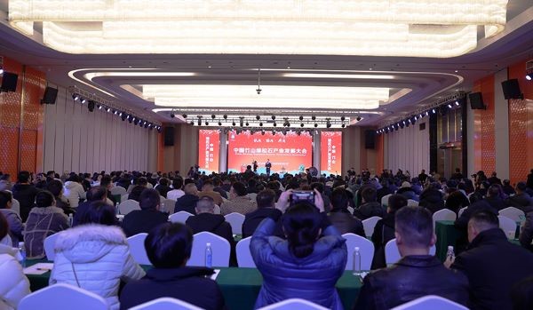 松石之山  可以攻绿——湖北省老世界语者徐平先生参加中国竹山绿松石产业大会上的感悟