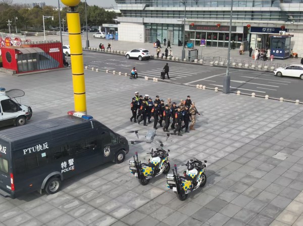 鹰铁特警“空中卫士”为春运保驾护航
